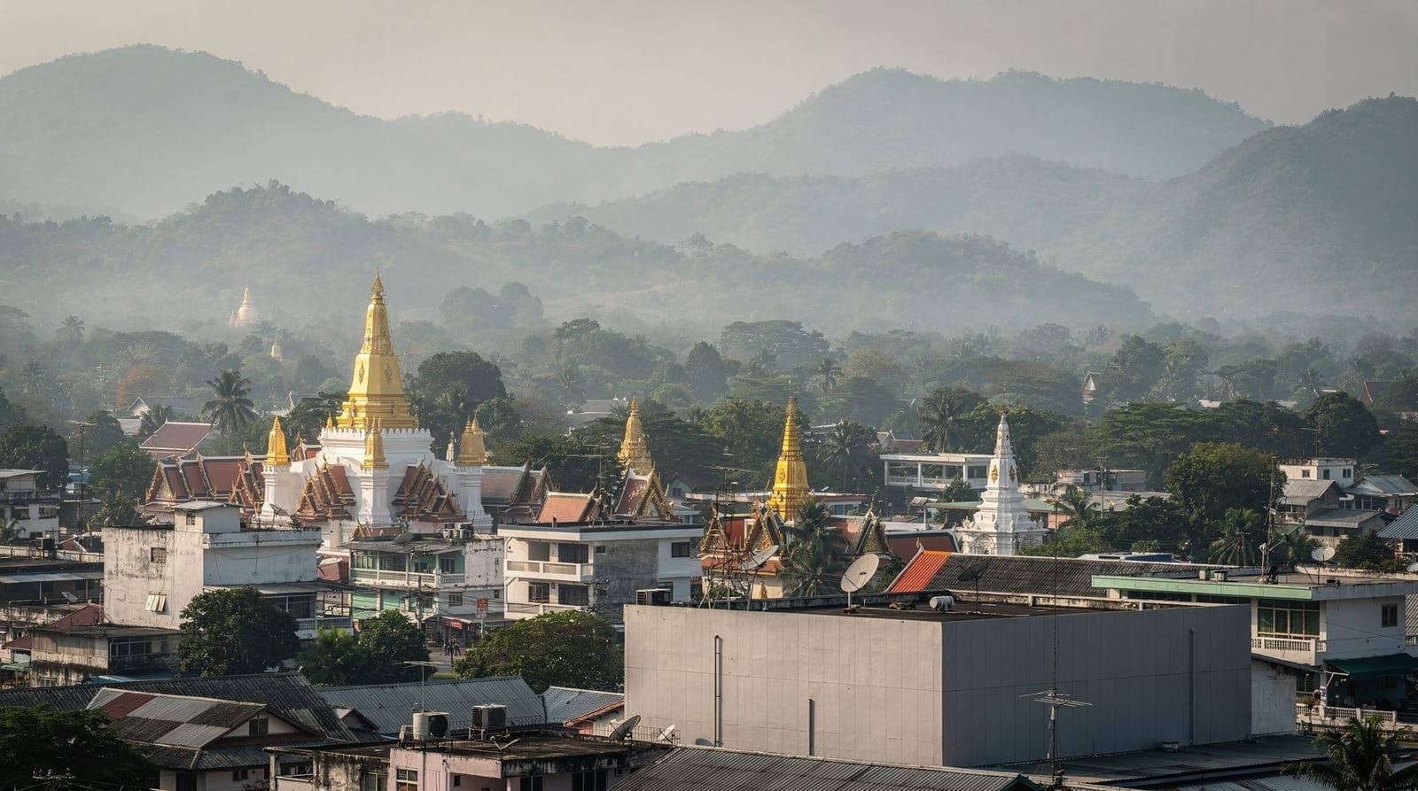 Chiang Mai weather by month: temperature and rainfall — Chiang Mai's climate broken down month by month: average temperatures, rainfall,