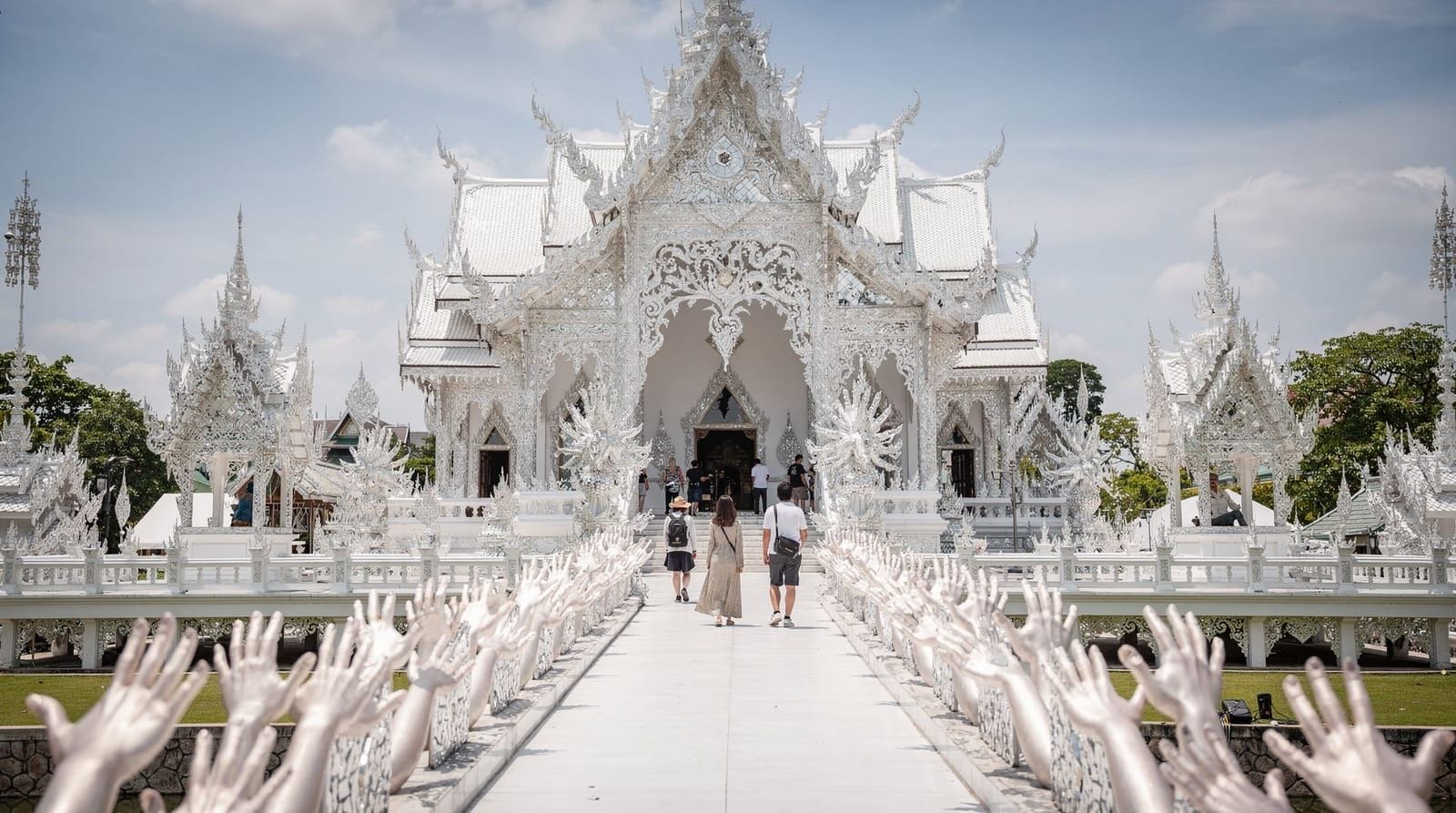 White temple vs blue temple: which Chiang Rai icon is worth your day trip — Wat Rong Khun and Wat Rong Suea Ten compared honestly: which is more photogenic,